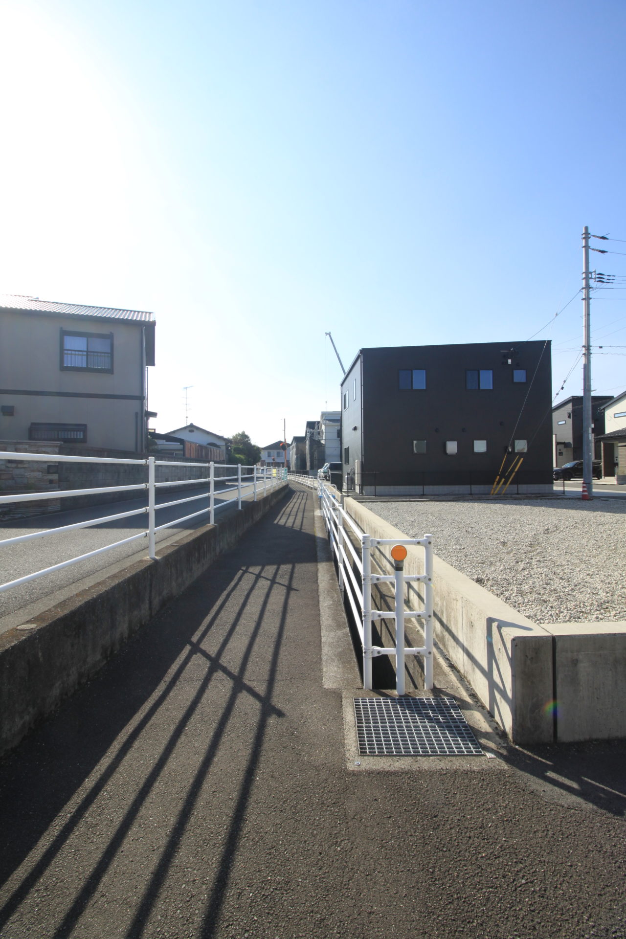 西垣生町 1380 西側歩道・水路